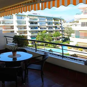 En Junto A Campos De Golf Marbella